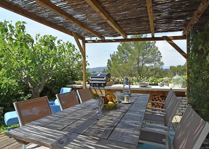 In With Pool Near וילה